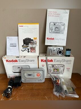 Kodak Eastshare CX7525 Compact 5MP 3x Optical Zoom Digital Camera w/Printer Dock